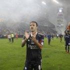 La cantidad de público, bengalas y demás situaciones que se dieron en la final de vuelta de Emelec ante Independiente, en 2021, fueron causales para que el COE Nacional limite el aforo en la presentación de hoy del Bombillo.