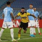 Gonzalo Mastriani (2-i) de Barcelona celebra un gol hoy, en un partido de la primera fase de Copa Libertadores entre Montevideo City Torque y Barcelona SC en el estadio Centenario en Montevideo (Uruguay).