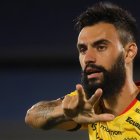 Gonzalo Mastriani (d) de Barcelona celebra un gol hoy, en un partido de la primera fase de Copa Libertadores entre Montevideo City Torque y Barcelona SC en el estadio Centenario en Montevideo (Uruguay).