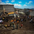 Organismos de búsqueda y rescate trabajan entre los escombros que dejó un aluvión el pasado lunes, en Quito