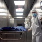 Personal de salud traslada a un paciente fallecido por la covid-19 en Guayaquil (Ecuador), en una fotografía de archivo.