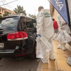 Agentes de la unidad criminalística de la Guardia Civil sacan bolsas con pruebas del garaje