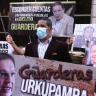 Acción. El ciudadano que lanzó lodo al alcalde Guarderas en el sector de La Comuna, fue uno de los que audió a protestar.