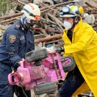 Autoridades y miembros de cuerpos de rescate trabajan en una zona afectada por un deslizamiento de tierra causado por las fuertes lluvias que afectan la ciudad de Pereira. Al menos seis personas murieron y otras 20 resultaron heridas por un deslizamiento de tierras causado por las lluvias que afectan a la ciudad colombiana de Pereira, capital del departamento de Risaralda (centro), informaron este martes fuentes oficiales. EFE/ SANTIAGO GAVIRIA
