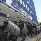 Un grupo de policías resguarda hoy, 9 de febrero de 2022, los exteriores del Consejo de Participación Ciudadana.