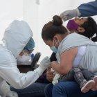 Una madre sostiene a su hija durante una prueba para detectar la covid-19 en el Hospital del IMSS "Carlos MacGregor" en la Ciudad de México (México).
