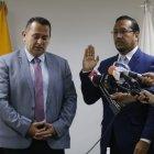 El consejero Francisco Bravo (i) tomó posesión de Hernán Ulloa como presidente del Consejo.