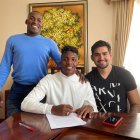 El delantero ecuatoriano Djorkaeff Reasco (c) firmó por tres temporadas con Newell" de Argentina.