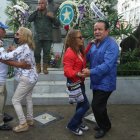 Ataviado con su traje militar, Jhonny Delgado, como todos los años, llegó a cantarle a JJ. Hubo quienes pidieron ‘permiso’ a los muertitos para bailar