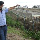 Geovanny Gordillo, gerente de la etapa Luna, de Villa Club, muestra los daños ocasionados por los trabajos de construcción de casas que se realizan en una urbanización colindante.