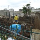 miento. Geovanny Gordillo, gerente de la etapa Luna, de Villa Club, muestra los daños ocasionados por los trabajos de construcción de casas que se realizan en una fase colindante 2. Reparación. Cuadrillas de obreros del Municipio de Daule y de la urbanización Vistana colocan tuberías de aguas lluvias de mayor diámetro.