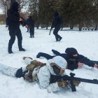 Varios cientos de civiles ucranianos armados con fusiles de madera juegan a la guerra en las ruinas de una antigua fábrica de tractores en Kiev, donde aprenden los rudimentos de la defensa de la ciudad en caso de invasión rusa. A la fábrica ATEC, convertida en centro de entrenamiento del batallón ultranacionalista Azov, formación paramilitar que combatió contra las milicias prorrusas en el este del país y ahora está integrada en el Ejército, acuden más de quinientos hombres y mujeres.- EFE/Fernando Salcines