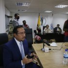 Hernán Ulloa asumió ayer la presidencia del organismo por decisión de la nueva mayoría. Almeida (al fondo) dice que la designación es ilegal.