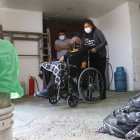 Luis Iza todavía se moviliza en silla de ruedas debido a sus heridas, con la ayuda de su esposa.