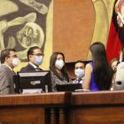 La presidenta de la Asamblea Guadalupe Llori y la vicepresidenta Yeseña Guamaní fueron las encargadas de posesionar a los nuevos jueces.