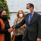 El ministro de Relaciones Exteriores y Movilidad Humana, Juan Carlos Holguín (d), entrega el pasaporte a Mónica Pérez (i)