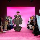 Fotografía de archivo fechada el 6 de febrero de 2020 donde aparece una modelo mientras luce una prenda de la colección del diseñador estadounidense Christian Siriano