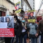 Carolina Ribera (c), hija de la expresidenta interina de Bolivia, Jeanine Áñez, participa de un plantón frente al Tribunal Primero de Sentencia Anticorrupción