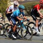 En menos de tres meses el ciclista ecuatoriano (c) pasó de la plantilla de desarrollo del Astana a integrar el equipo élite.