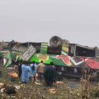 Fotografía cedida por New Noticias que muestra el bus accidentado hoy en una zona rural de la provincia de Pataz. Al menos 20 personas fallecieron y otras 33 resultaron heridas.