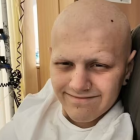 Rhys Langford (en la foto en el hospital recibiendo tratamiento) comenzó a recomendar fondos para que Jacob Jones pudiera recibir tratamiento para el neuroblastoma en Estados Unidos