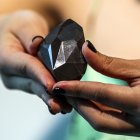 Vista de una presentación de Sotheby"s del diamante negro "Enigma", de 555,55 quilates