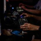 Según señaló el pasado año el jefe del equipo de la OMS que recopiló la lista, Robert Jakob, signos como no poder parar de jugar en internet o con una consola, desatender las amistades o el trabajo a causa de ello, en periodos superiores a un año, pueden ser síntomas de esta adicción.