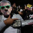 Fotografía de archivo del 23 de agosto de 2019 que muestra a un manifestante con una máscara alusiva al presidente de Brasil, Jair Bolsonaro, durante una protesta por su política frente a la Amazonía, en Sao Paulo (Brasil).