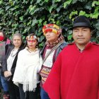 Una foto reciente del presidente de la Confederación de Nacionalidades Indígenas, Leonidas Iza (der.), quien censuró que el Estado no ha garantizado los derechos de los pueblos nativos.