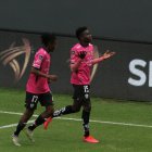 Maikel Caicedo (15) celebra el primer gol de los rayados ante Blooming.