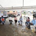 Encuentro. Jonathan Molina, alcalde de Balao (i), escucha los reclamos del presidente Guillermo Lasso (d).