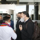 Cercanía. El jueves pasado, Alejandro Jaramillo sostuvo un ameno diálogo con Mario Ruiz (Pachakutik), Ronny Aleaga y Pabel Muñoz, del correísmo.