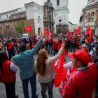 Cientos de profesores ecuatorianos fueron registrados este viernes al protestar contra las políticas educativas y salariales del Gobierno