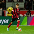 El defensa ecuatoriano Piero Hincapié como titular en Bayer Leverkusen contra Stuttgart en la Bundesliga