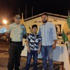 Acción. Autoridades realizaron un acto simbólico para agradecerle al menor y entregaron obsequio.