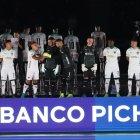 Los integrantes del primer equipo de Liga de Quito y el uniforme principal para la temporada 2022