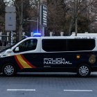 Un vehículo de Policía Nacional el día en que ha comenzado un plan específico contra las bandas juveniles, en Atocha, a 10 de febrero de 2022, en Madrid