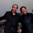 Fernando León de Aranoa y Javier Bardem posan con los Goya conseguidos.