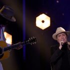 Joaquín Sabina acompañado por Leiva a la guitarra.