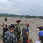 Operación. Los ministros de Defensa Luis Hernández y de Gobierno Alexandra Vela, en el sitio de la minería ilegal.