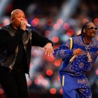 Los raperos estadounidenses Dr. Dre (i) y Snoop Dogg (d) fueron registrados este domingo, durante el espectáculo del medio tiempo del Super Bowl LVI