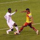 Luis Caicedo (i) tuvo varios choques con el 10 del cuadro oriental, Víctor Figueroa. Los albos y los orientales igualaron 2-2 en un encuentro que tuvo de todo.