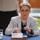 Fotografía de archivo en la que se registró a la ministra ecuatoriana de Gobierno, Alexandra Vela, quien junto a su homólogo de Defensa, Luis Hernández, inspeccionaron una operación conjunta, entre Fuerzas Armadas y Policía, contra la minería ilegal en la provincia amazónica de Napo.