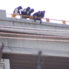 Foto de archivo de cuando policía mexicana descuelga uno de los cuerpos aparecido pendiendo de un puente en zacatecas (méxico), en noviembre de 2021.