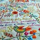 Hermosos bordados con frases de amor son tradición en Portugal en este día.