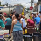 En la zona del Suburbio aún no ha regresado el agua. Frente a ello, las familias se ayudan de tanqueros.