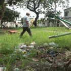 Para caminar dentro de los parques hay que sortear la maleza, la basura, los mosquitos y los delincuentes que han invadido estas áreas.