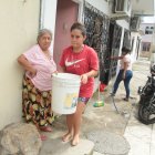Las personas tuvieron que conseguir agua en balde para subsistir