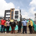 Vecinos. Después de limpiar el lodo de sus casas, ahora quieren reconstruir los cerramientos. También dicen que necesitan de forma urgente luz eléctrica.