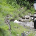 Hecho. El cuerpo de la joven quedó tendido en la parte trasera de una empresa de plásticos.